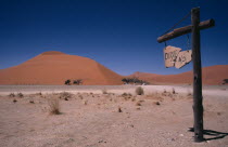 Dune 45 sign with the sand dune behind which is a popular tourist climb