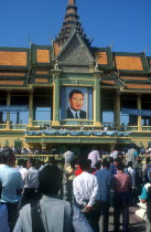 Sihanouk addressing crowds at the Royal Palace.