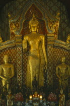 Wat Chedi Wang. Standing golden statues.
