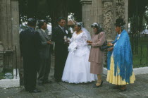 Wedding in El Monticulo. Bride  Groom and guests standing under archway