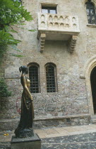 Italy, Veneto, Verona, Juliet s balcony or Casa di Giulietta with statue of Juliet in the courtyard below. .