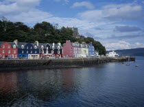 Tobermory. Different coloured buildings with shops