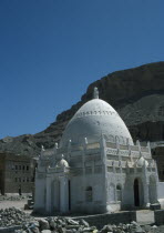 White domed roadside Wadi / Mausoleum