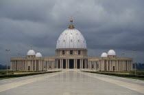 Yamoussoukro Basilica The Basilica of Our Lady of Peace of Yamoussoukro  also known as Basilique de Notre Dame de la Paix de Yamoussoukro  is the largest and tallest place of worship in Africa. Situa...