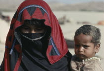 Portrait of veiled Rashaida nomad woman and child.  Originally from Saudi Arabia now migrate between Eritrea and Sudan  rasheida