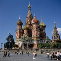 St Basils Cathedral with tourists in the foreground