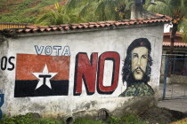 Mural depicting Che Guevara  and relating to President Chavez vote of no confidence.