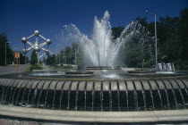 Atomium and fountain