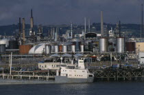 Port Jrme  Seine estuary.  Oil refinery and petrochemical works.