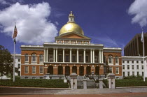 State House  designed by Charles BulfinchNew England United States of America TravelTourismHolidayVacationExploreRecreationLeisureSightseeingTouristAttractionTourDestinationTripJourneyStateHouseBostonMassachusettsMassMANewEnglandUnitedStatesOfAmericaAmericanUSAUSNorthNorthernCityBuildingArchitectureArchitecturalLandmarkUrbanFaadeEdificeRoofRooftopRooflineBlueSkyColonialHistoryHistoricHistoricalCultureCulturalGrandTraditionalMagnificentImpressiveMajesticClassicClassicalNeoclassicalDesignColonnadeColonnadesCopperGoldGoldenDomeDomedCupolaCivicGovernmentCorinthianPorticoPedimentColumnColumnsPillarPillarsPoliticsPoliticalPoliticianCapitalCapitolGrandGrandioseSummerBrightSunnySunPowerAuthorityMunicipalCalendar Great Britain North America Northern Europe UK United Kingdom