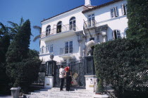 South Beach. Ocean Drive. Gianni Versace s Mansion Casa Casuarina.  Man and woman looking up at exterior from front entrance gateAmerican North America United States of America Beaches Resort Sand Sa...