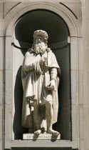 ITALY, Tuscany, Florence, Statue of the artist and inventor Leonardo da Vinci in the Vasari Corridor outside the Uffizi.