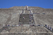 Tourists  Pyramid of the Sun  Piramide del Sol  Teotihuacan Archaeological Site