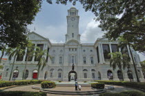Statue of Sir STamford Raffles outside white colonial building.