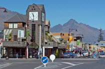 QUEENSTOWN  VIEW OF TOURIST INFORMATION CENTRE LEFT LOOKING DOWN ALONG SHOTOVER STREET AT THE JUNCTION WITH CAMP STREET WITH WALTER PEAK IN THE BACKGROUND.Antipodean Oceania Center