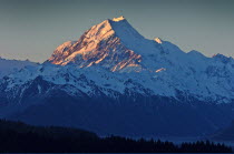 MOUNT COOK NATIONAL PARK  VIEW OF NEW ZEALANDS HIGHEST MOUNTAIN MOUNT COOK WITH EVENING SUN ON ITS WEST FACE TAKEN FROM ROUTE 80 MOUNT COOK ROAD.Antipodean Oceania Gray Scenic Warm Light