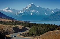 MOUNT COOK NATIONAL PARK  VIEW OF NEW ZEALANDS HIGHEST MOUNTAIN MOUNT COOK  CENTRE  AND MOUNT HICKS  LEFT  WITH SUN ON THEIR WEST FACES WITH LAKE PUKAKI BELOW TAKEN FROM ROUTE 80 MOUNT COOK ROAD.Anti...