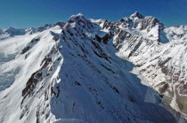 MOUNT COOK NATIONAL PARK  AERIAL VIEW OF MOUNTAIN RIDGE LEADING TO THE WEST FACE OF MOUNT TASMAN AND MOUNT COOK  TOP RIGHT .Antipodean Oceania Scenic