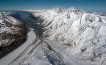 MOUNT COOK NATIONAL PARK  AERIAL VIEW NEW ZEALANDS HIGHEST MOUNTAIN MOUNT COOK AND MOUNT TASMAN  TOP RIGHT  LOOKING SOUTH ALONG THE TASMAN GLACIER  BOTTOM LEFT  TO LAKE PUKAKI  TOP LEFT  IN THE DISTAN...