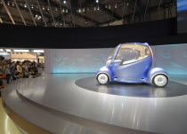 2007 Tokyo Car Show  crowd viewing the Nissan concept car Pivo 2