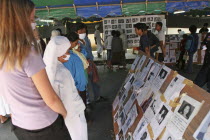 Tsunami. Thais and foreigners look at the pictures of the unidentifeid dead posted up outside the a temple  wat Yan Yao  130kms north of Phuket on the 2nd Jan.Asian Ecology Entorno Environmental Envi...