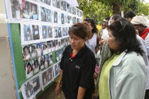 Tsunami. Thais look at the pictures of the unidentified dead posted up outside the temple  wat Yan Yao 130kms north of Phuket on the 31st Dec.Asian Ecology Entorno Environmental Environnement Green I...