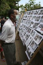Tsunami. Thais look at the pictures of the unidentifeid dead posted up outside the temple  Wat Yan Yao. On the 31st DecAsian Ecology Entorno Environmental Environnement Green Issues Southern Prathet...