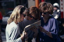Three female tourists reading a map outside the Grand Palace3 Belgie Belgien Belgique Benelux Bruxelles Holidaymakers Tourism Western Europe 3 Belgie Belgien Belgique Benelux Bruxelles Holidaymakers...