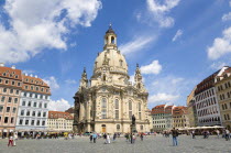 The restored Baroque church of Frauenkirch and surrounding restored buildings in Neumarkt busy with tourists.Destination Destinations Deutschland European Sachsen Western Europe Saxony Holidaymakers...