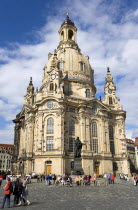 The restored Baroque church of Frauenkirch and surrounding restored buildings in Neumarkt busy with tourists.Destination Destinations Deutschland European Sachsen Western Europe Saxony History Holida...