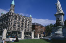 City Hall Lawns in Summer with worker relaxing during their lunch breaks.Bal Feirste Eire European Irish Northern Europe Republic Beal Feirste Blue Destination Destinations Holidaymakers Ireland Pob...