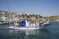 Pythagorio.  Day trippers on tour boat returning to harbour in late afternoon  early Summer season.AegeanGreek IslandsPythagorionSummerseacoast coastalresortholidaypackagetripDestination De...