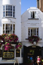 England, East Sussex, Brighton, The Lanes People at tables outside The Cricketers one of the oldest pubs in the city dating from 1547 which featured in Graham Greene's Brighton Rock has an upstairs ba...