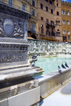 ITALY, Tuscany, Siena, The 19th Century replica of the 15th Century white marble Fonte Gaia fountain by the artist Jacopo della Quercia in the Piazza del Campo.