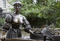 Ireland, County Dublin, Dublin City, Bronze statue of Molly Malone with her fishmonger wheelbarrow in Grafton Street.