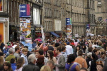 Scotland, Lothian, Edinburgh Fringe Festival of the Arts 2010, Street performers and crowds on the Royal Mile.