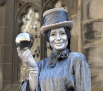 Scotland, Lothian, Edinburgh Fringe Festival of the Arts 2010, Street performers and crowds on the Royal Mile, mime performer with chrome sphere.