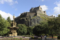 Scotland, Lothian, Edinburgh, Princes Gardens, Castle with the Ross fountain in the foreground from.