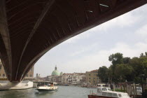 Italy, Veneto, Venice, Ponte di Calatrava Bridge, Fourth bridge across the Grand Canal opened in September 2008 linking the train station and Piazzale by Spanish architect Santiago Calatrava. Passenge...
