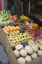Hungary, Pest County, Budapest, fruit stall at the rail terminus Budapest Nyugati palyaudvar.