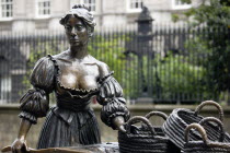 Ireland, County Dublin, Dublin City, Bronze statue of Molly Malone with her fishmonger wheelbarrow in Grafton Street.