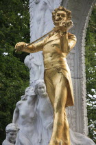 Austria, Vienna, Statue of Johann Strauss in the Stadt Park.