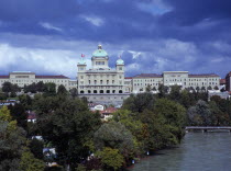 Switzerland, Bern, River Aare with the Bundeshaus Parliament building beyond.