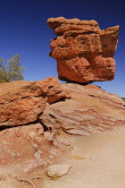 USA, Colorado, Colorada Springs, Garden of the Gods public park, balanced sandstone rock.