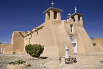 USA, New Mexico, Taos, Church of San Francisco de Asis.