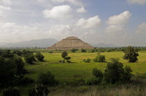 Mexico, Anahuac, Teotihuacan, Pyramid del Sol and surrounding landscape.