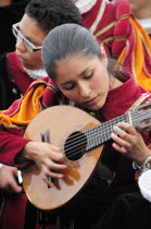 Mexico, Bajio, Guanajuato, Musician playing stringed instrument in the Jardin de la Union.