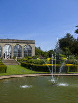 England, Warwickshire, Wawick Castle, Fountain and Conservatory in the Peacock garden.
