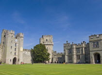 England, Warwickshire, Wawick Castle, Caesars Tower with gatehouse and Barbican.