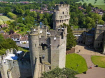 England, Warwickshire, Warwick Castle, Ariel view of buildings and Warwick from Guys Tower.  UK Medieval Castles Guys Tower Gatehouse Caesars Tower Barbican Town&#x...